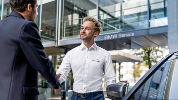 BMW Paket Care BMW Mitarbeiter schüttelt Kunde die Hand